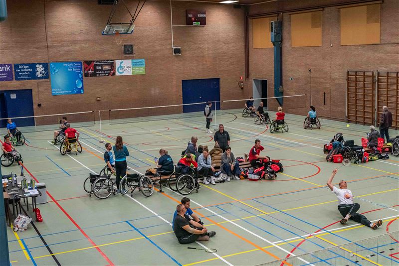 Spektakel in rolstoel- en zitbadminton