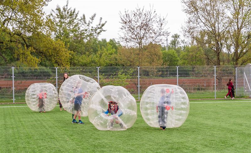Spelende kinderen storen zich niet aan het weer
