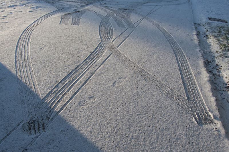 Sporen in de sneeuw