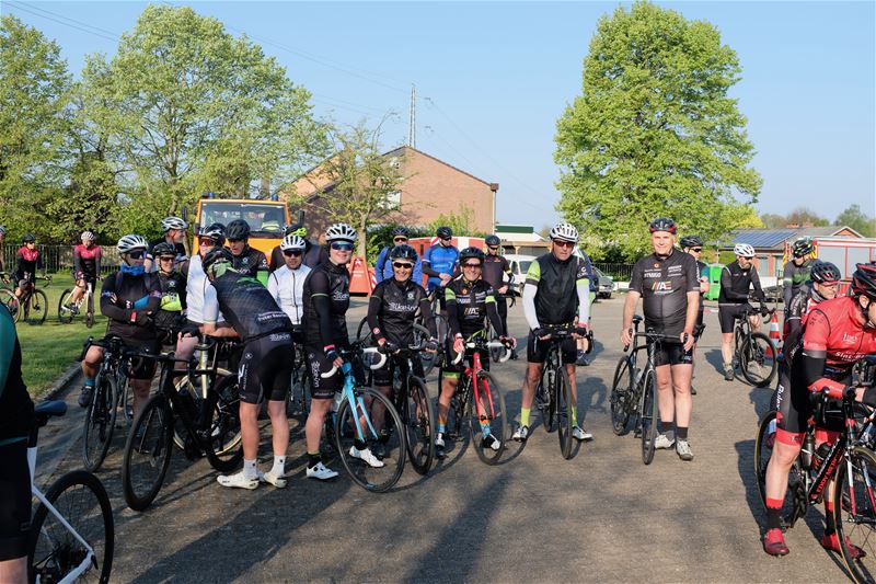 Sportieve fietsers langs de brandweerposten