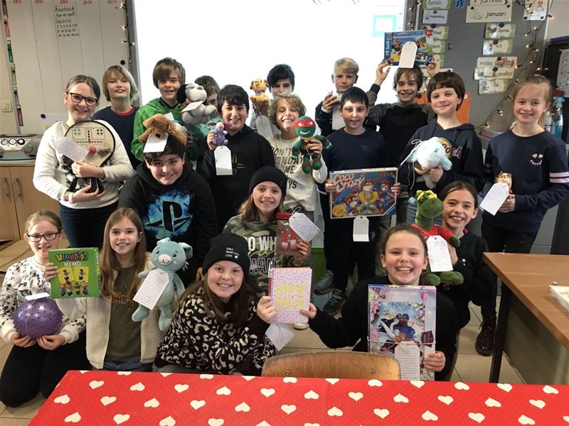 Springplank-leerlingen schenken speelgoed