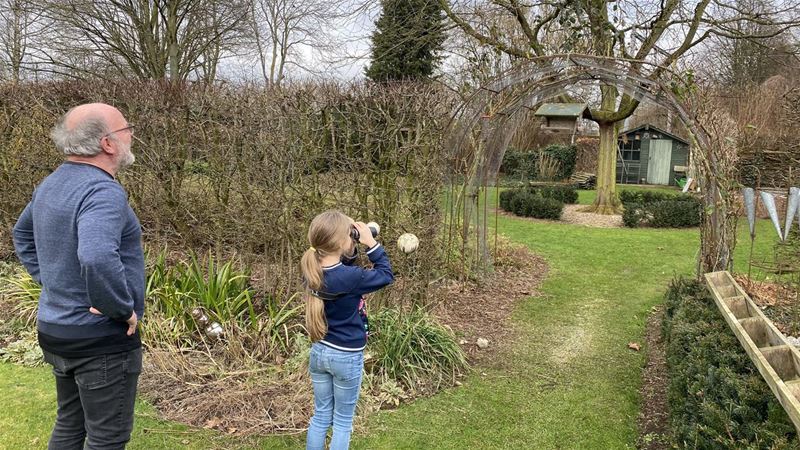 Stefan verwent de vogels in zijn tuin