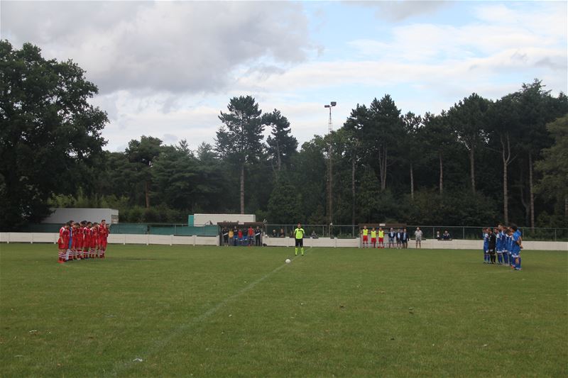 Stiltemoment voor voetbalmatch