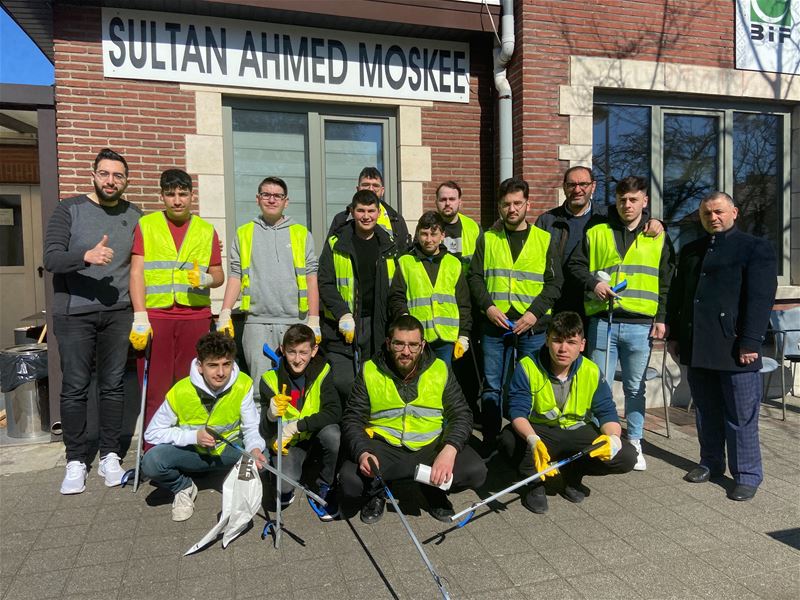 Sultan Ahmet moskee op pad tegen zwerfvuil