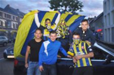 Supporters van Fenerbahce vieren