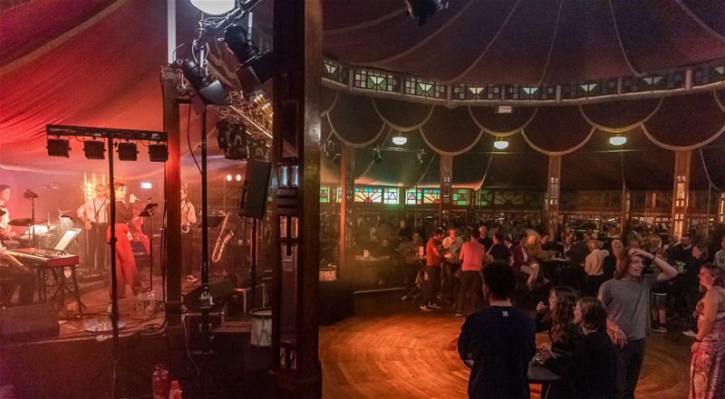 Swingen in de spiegeltent