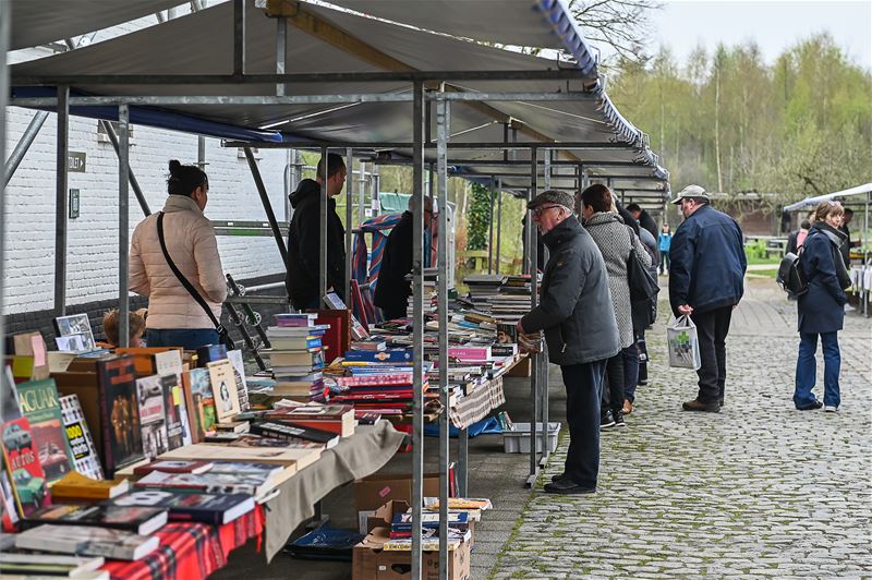 't Was nog te koud voor een boeken- en platenmarkt