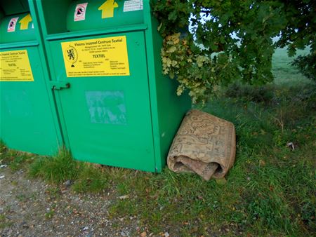 Tapijt hoort niet bij textielcontainer