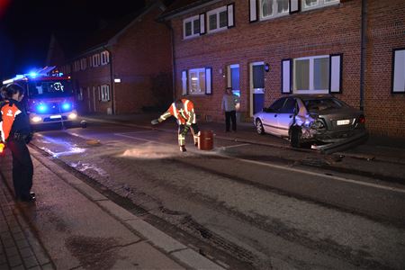 Tegen geparkeerde auto geknald