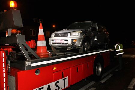 Terreinwagen mist bocht en kantelt