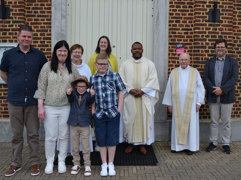 Thibo deed zijn eerste communie in Viversel