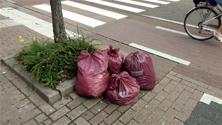 Toch hopen vuilniszakken langs de weg