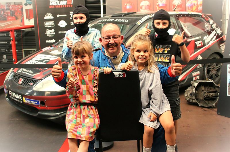 Tony trakteerde de kinderen op een kartervaring