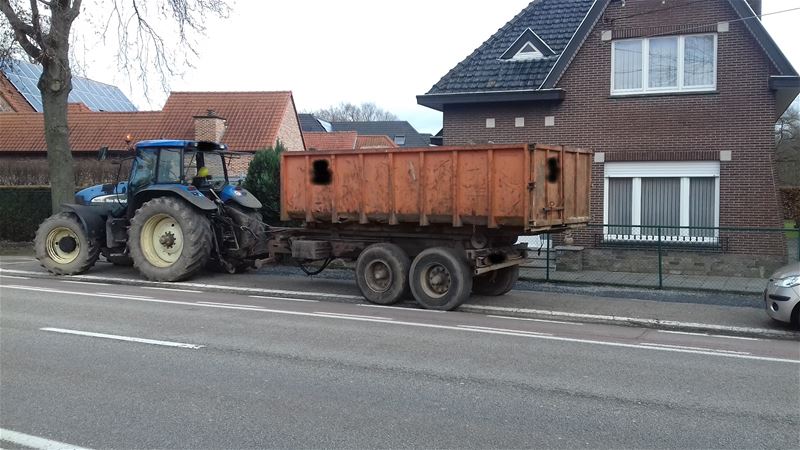 Tractorbestuurder maakt er een puinhoop van