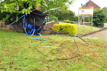 Trampolines vliegen in Heuvelstraat