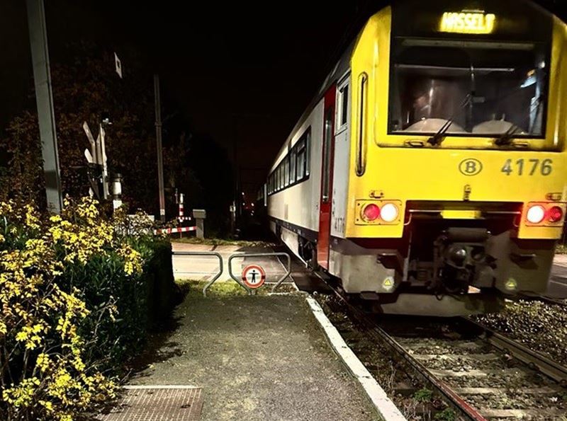 Trein stopt te ver, slagbomen bleven dicht