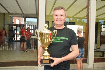 Trofee voor afscheidnemende directeur