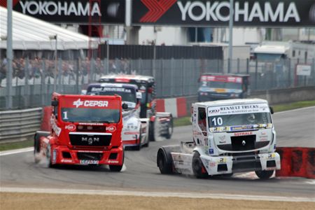 Truckracers aan elkaar gewaagd