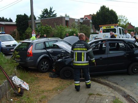 Twee gewonden bij botsing