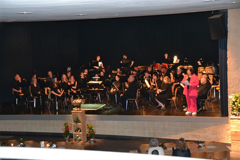 Twee harmonieën concerteren in Viversel