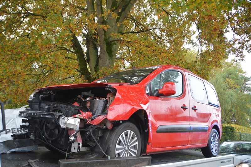 Twee lichtgewonden bij botsing met drie auto's