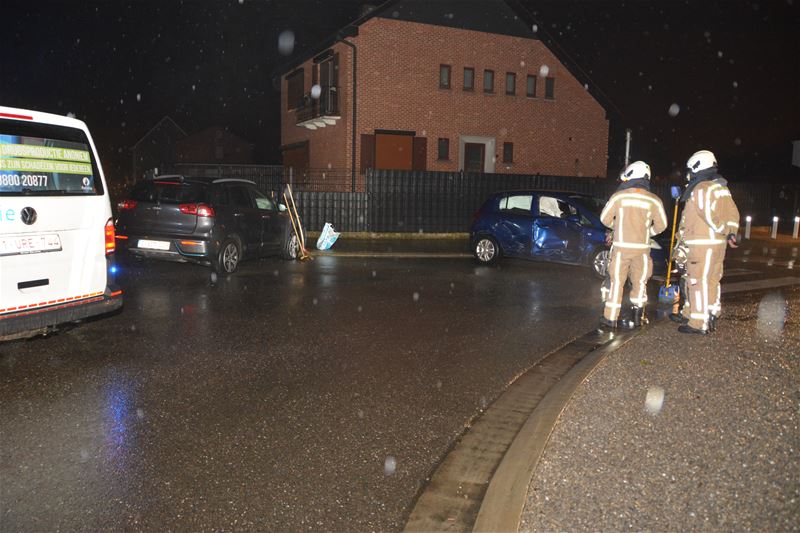 Twee lichtgewonden bij botsing op kruispunt