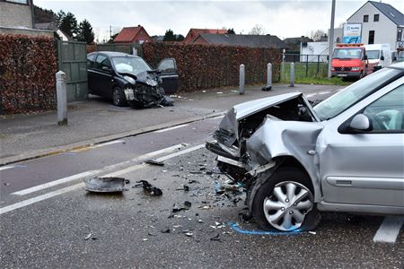 Twee zwaargewonden bij frontale botsing