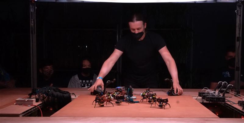 Ugo Dehaes heeft nu een voorstelling met robots