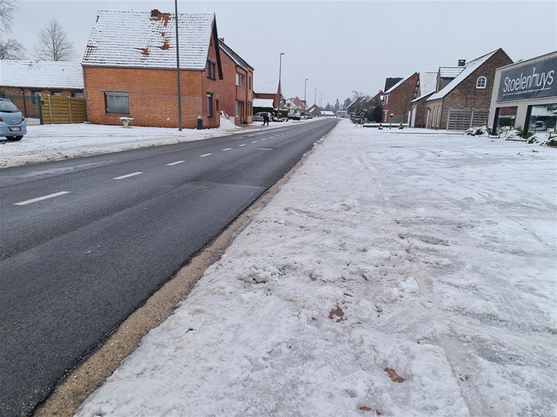 Uitkijken op wegen en fietspaden morgenochtend