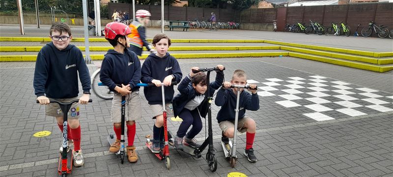 Uniformen en rolletjes in 't Molenholleke