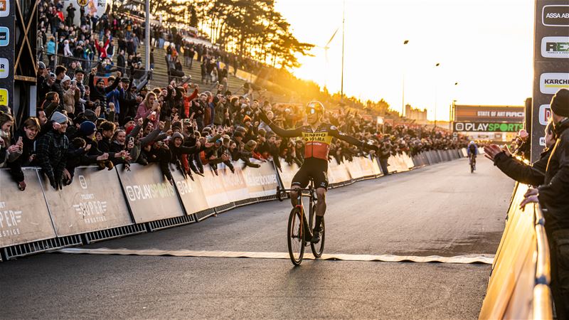 Van Aert wint na topduel met van der Poel