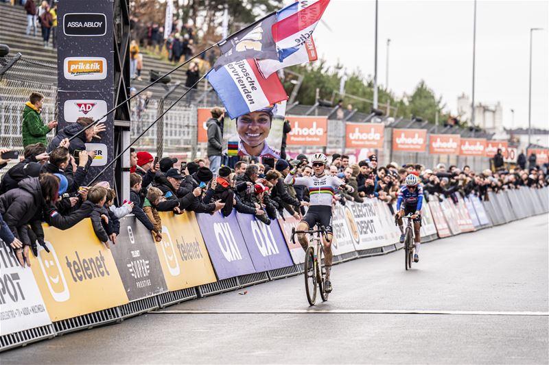 van Empel wint spannend duel met Alvarado