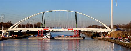 Vanaf zondag worden doorsteken aan brug gemaakt