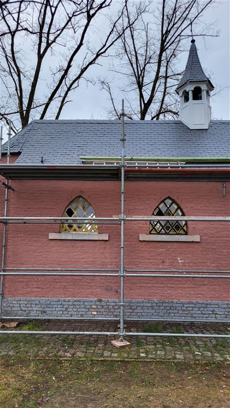 Vandalen gooien raampjes gerestaureerde kapel stuk