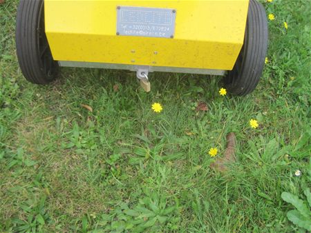 Vandalen laten drol achter bij snelheidsbord