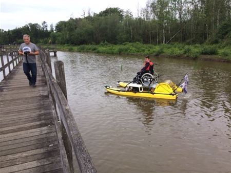 Vanuit de rolstoel een boot besturen