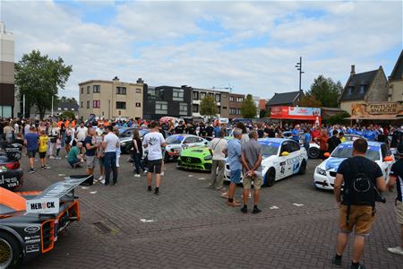 Veel belangstelling voor parade 24 uur rijders