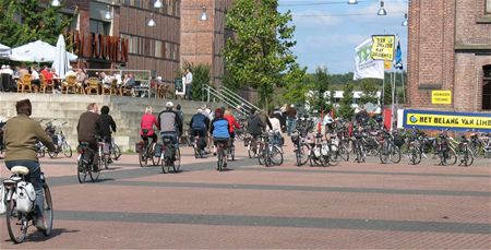 Veel fietsers langs de mijnen