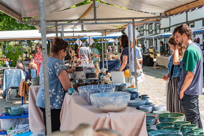 Veel kijkers en kopers van kleurrijke keramiek