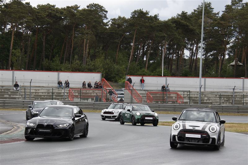 Veel mooie wagens op 't circuit