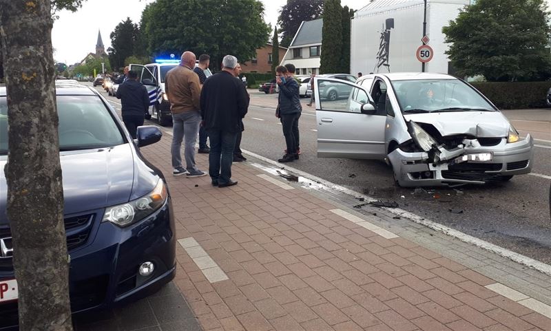 Veel schade bij botsing in Brugstraat