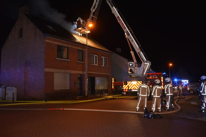 Veel schade bij zolderbrand in de Kapelstraat