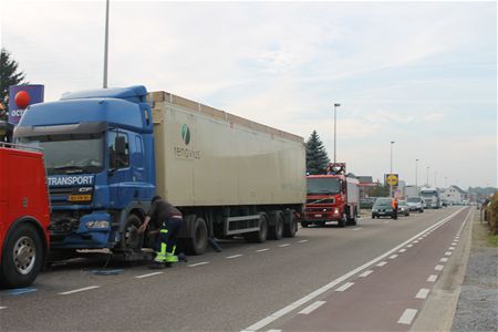 Veel verkeershinder door botsing van trucks