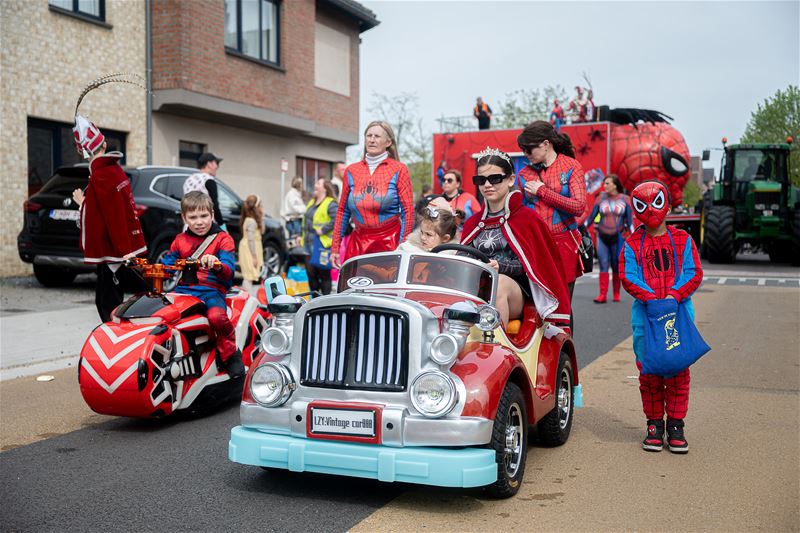 Veel kijkers en groepen bij Heusdense stoet