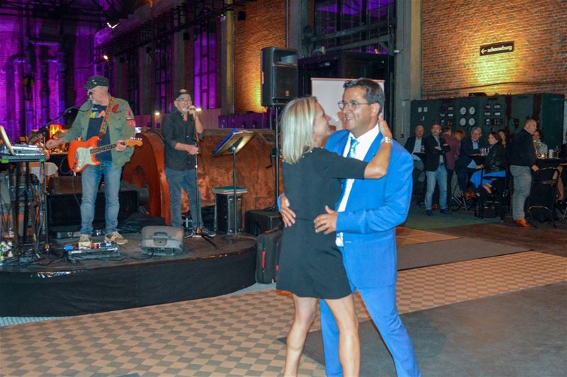 Veel volk komt feesten met de burgemeester