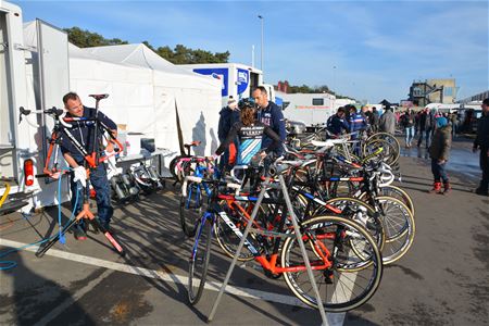 Veel volk onder stralende zon