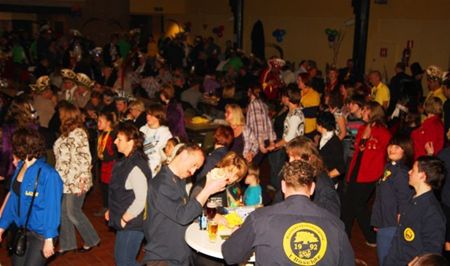 Veel volk op fuif van De Feestknallers