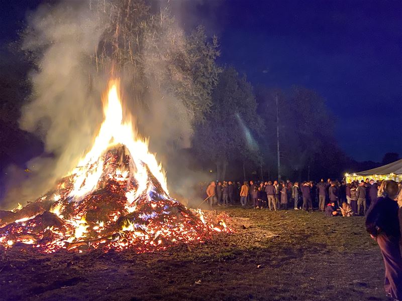 Veel volk op Sint-Maartensvuur in Boekt