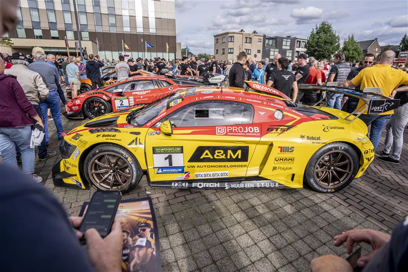 Veel volk voor de parade van de 24 Uren-racers
