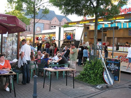 Veel volk voor kermis en markt